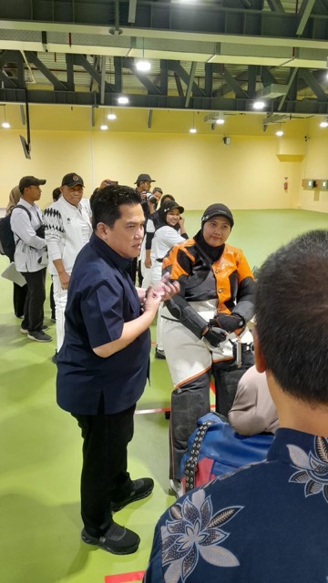 Menpora Bersama Atlet Para Menembak